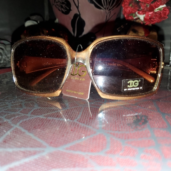 NWT 🤎Beautiful Brown Designer Sunglasses With UV Protection by DG🤎 - Picture 2 of 11